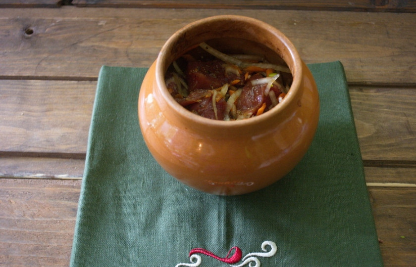 1. Этап. Диетическое мясо: Горшочки смажьте маслом. Выложите в них мясо. В каждый горшочек влейте по 1 ст. ложке масла дополнительно и по 0,5 стакана воды или бульона. Закройте горшочки и запекайте все в духовке при температуре 200 градусов.
