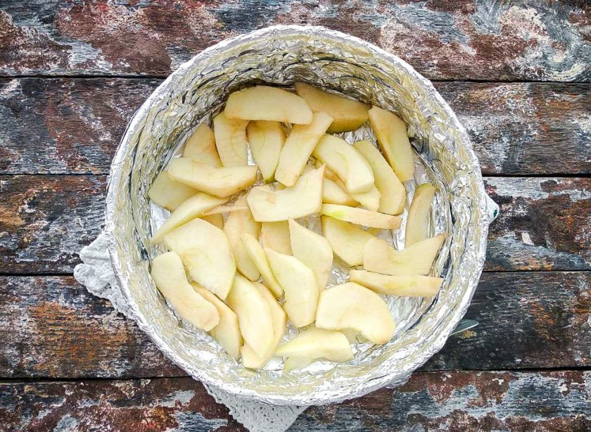 1. Этап. Шарлотка от тети Светы: Возьмите форму для выпекания, смажьте ее растительным маслом, на дно выложите нарезанные яблоки.