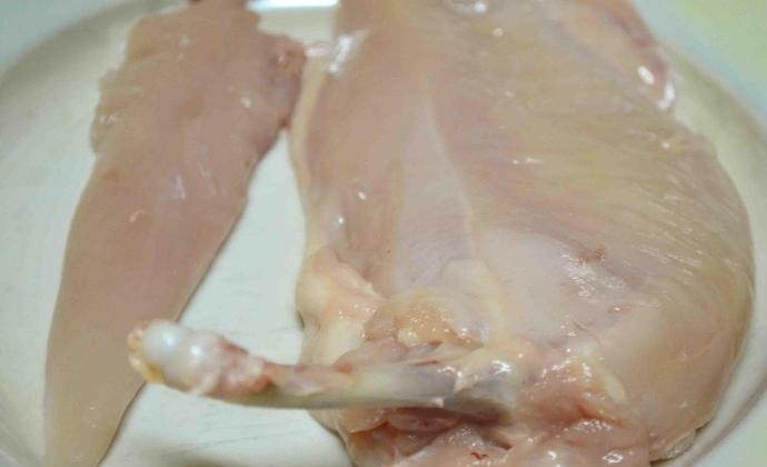 1. Этап. Котлеты по-киевски классические: Курицу разделайте, оставив для котлет плечевые кости крыла с мясом и грудку.