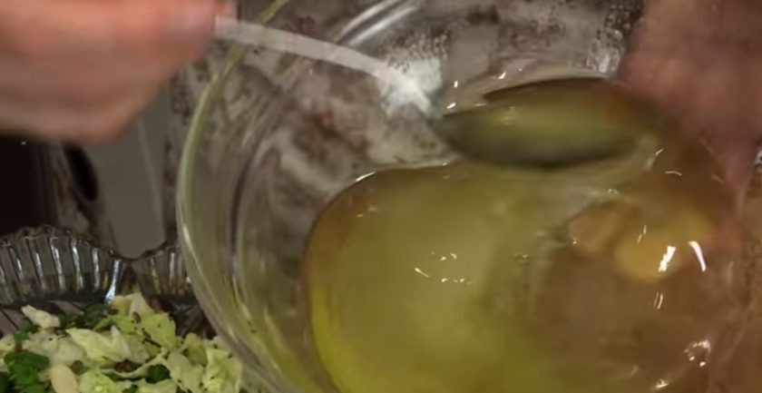 1. Этап. Хрустящий салат с мивиной: 3. Приготовьте заправку: уксус смешайте с сахаром, дайте ему полностью раствориться. Добавьте растительное масло, соль и хорошо перемешайте.