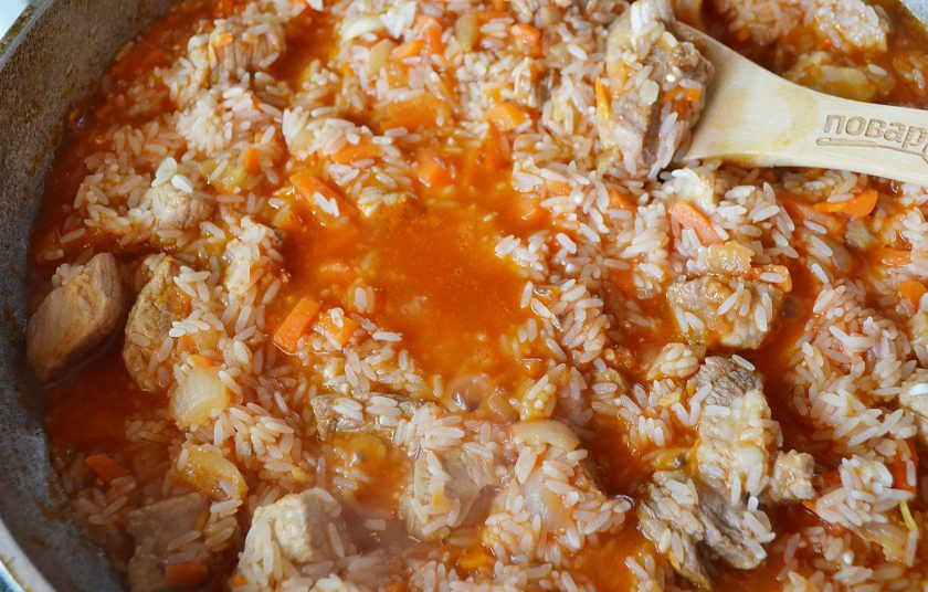 1. Этап. Плов на сковороде со свининой: Залейте рис с мясом водой так, чтобы покрыто было на 1-1,5 см выше уровня риса. Доведите до кипения и убавьте огонь до минимального. Перемешайте и накройте плотно крышкой. Спустя 30 минут выключите огонь. Еще минут 20 крышку не открывайте.