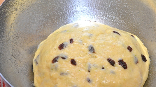 1. Этап. Итальянский кулич: Добавить оставшуюся муку и вымесить тесто примерно 10 минут. Оставить тесто примерно на 1,5-2 часа. Тесто должно вырасти вдвое.