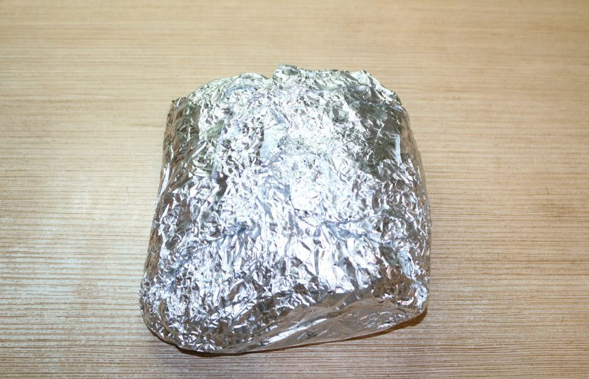 1. Этап. Мясо, запечённое гармошкой: Заверните в несколько слоёв фольги. И отправьте в разогретую духовку на 200 градусов на 50-60 минут. Ориентируйтесь по своей духовке.