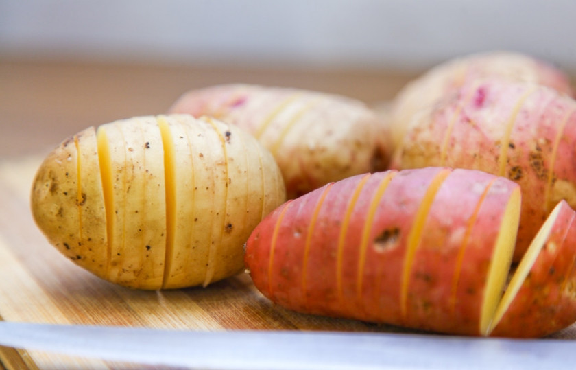 1. Этап. Картошка-гармошка в мультиварке: Ножом сделайте надрезы (не дорезая 5 мм.), расстояние между полосками должно быть примерно 5-7 мм.