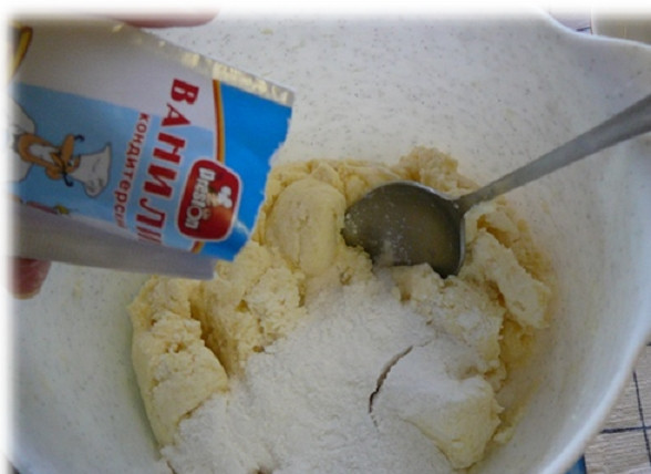 1. Этап. Творог с морковью: 2. Добавить ванилин. Самое время добавлять муку. Ее необходимо всыпать постепенно, буквально по 1 чайной ложке и вымешивать творог. Следите, чтобы мука не забило творог, он должен легко намазываться.