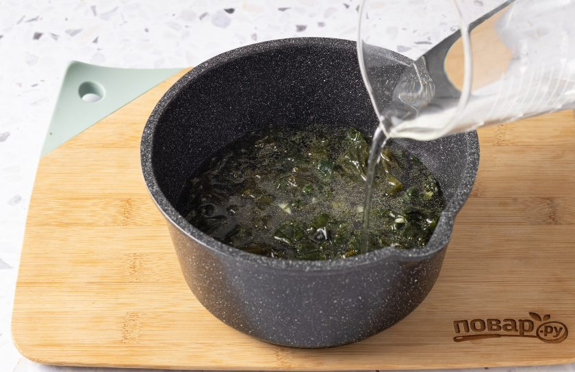 1. Этап. Суп из сушеной морской капусты: Влейте воду в сотейник. Доведите до кипения. Добавьте соевый соус и соль по вкусу.
