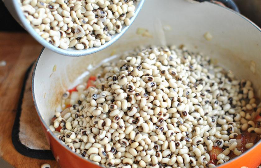 1. Этап. Суп с фасолью и свининой: 3. Добавить фасоль и куриный бульон. Довести до кипения, уменьшить огонь до среднего уровня и варить около 1 часа, частично накрыв крышкой и периодически помешивая, пока фасоль не будет полностью готова, а жидкость перестанет быть прозрачной. Добавьте 1-2 стакана воды при необходимости, если суп кажется вам слишком густым.