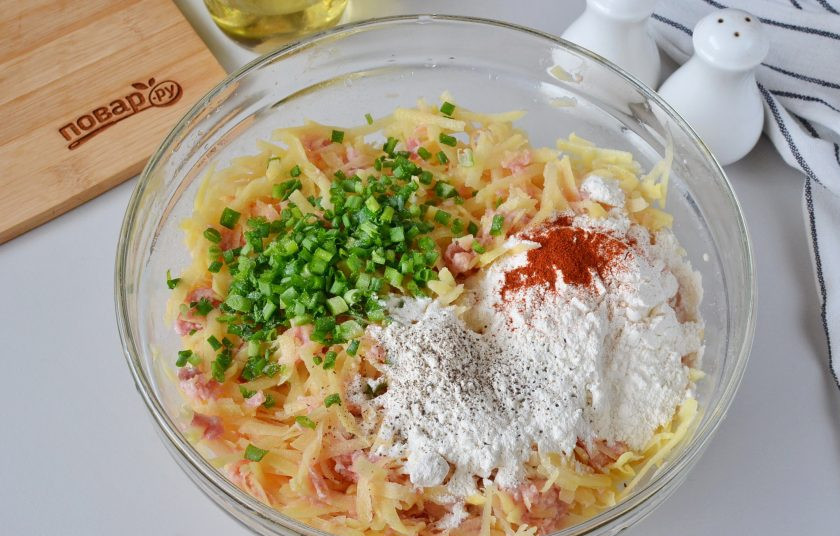 1. Этап. Драники картофельные с фаршем: Добавьте порезанный зеленый лук, соль, перец, паприку, муку.