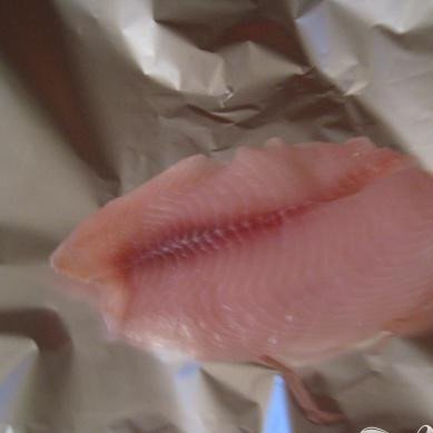 1. Этап. Тилапия с лимоном и розмарином: Разогрейте духовку до 230 °С. Выложите филе рыбы на фольгу.