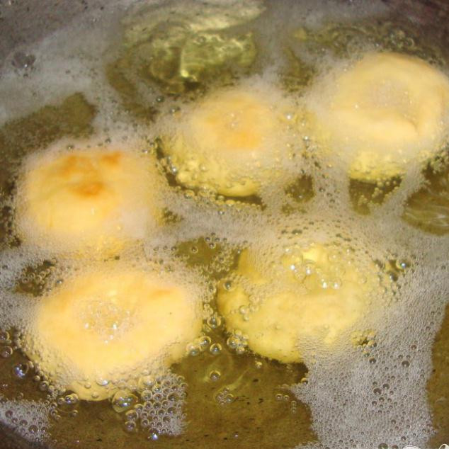 1. Этап. Пончики Бадуша: Готовьте пончики в большом количестве масла на среднем огне. Когда пончики готовы с двух сторон перекладывайте их на полотенце.