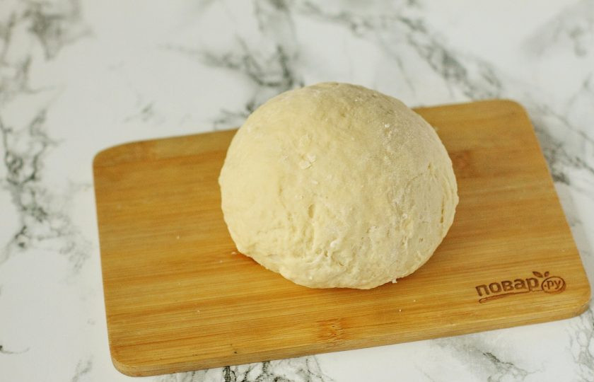 1. Этап. Универсальное тесто для пельменей и мантов: Затем переложите тесто на стол и подсыпая оставшуюся муку замесите плотное, но эластичное тесто. Соберите его в шар, накройте полотенцем и дайте отдохнуть 20-30 минут. После чего вымешайте еще раз. Универсальное тесто для пельменей и мантов готово.