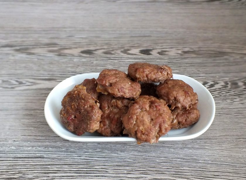 1. Этап. Бургер в лаваше: Готовые котлетки переложите на тарелку. Лучше поставить в выключенную духовку, чтобы они были теплые.