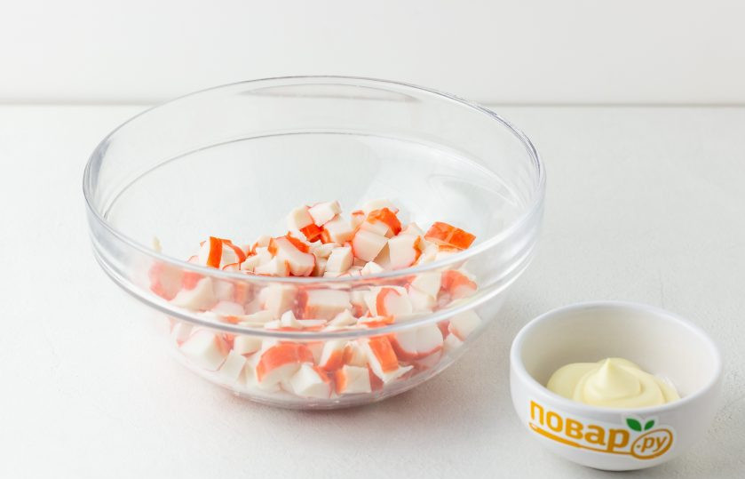 1. Этап. Крабовый салат с сельдереем: Мелко нарежьте крабовые палочки.