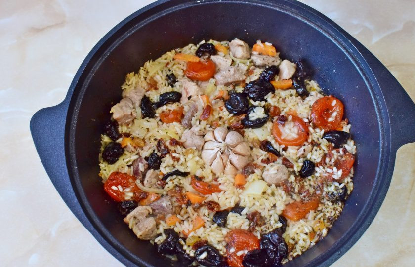 1. Этап. Плов праздничный: За время приготовления рис увеличится в размере и станет мягкий. Снимите казан с огня и оставьте плов настояться.