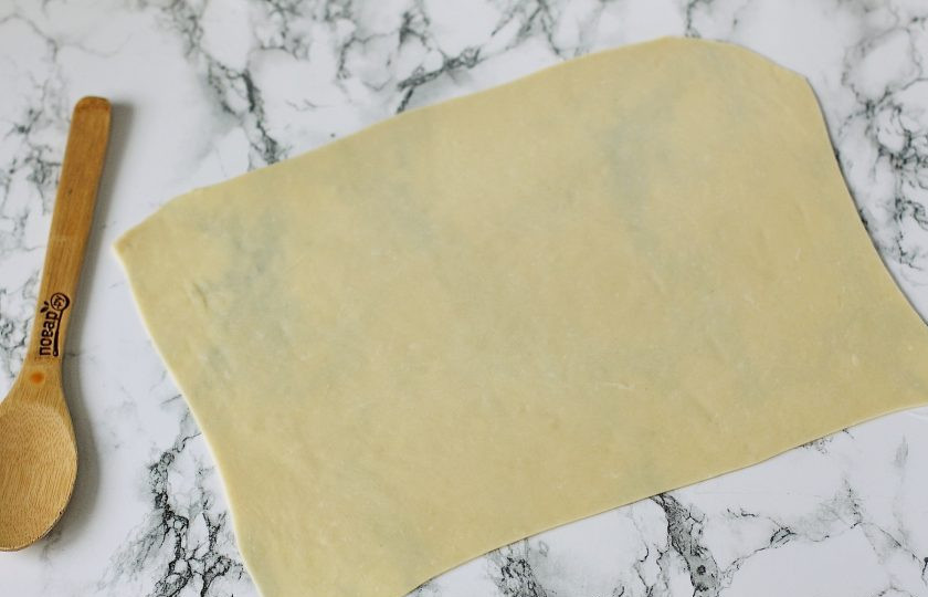 1. Этап. Ханум в мультиварке: Стол и скалку смажьте растительным маслом. Раскатайте тесто в форме прямоугольника, толщиной не более 2-3 миллиметров. Излишки можно обрезать ножом.