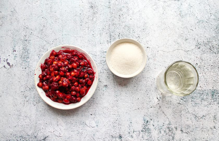 1. Этап. Настойка на косточках вишни: Подготовьте все необходимые ингредиенты для приготовления настойки на косточках вишни.