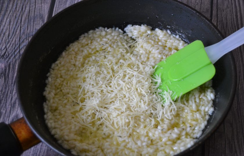 1. Этап. Ризотто с тыквой от Юлии Высоцкой: Добавьте тертый пармезан, вмешайте его в ризотто, сбрызните оливковым маслом.