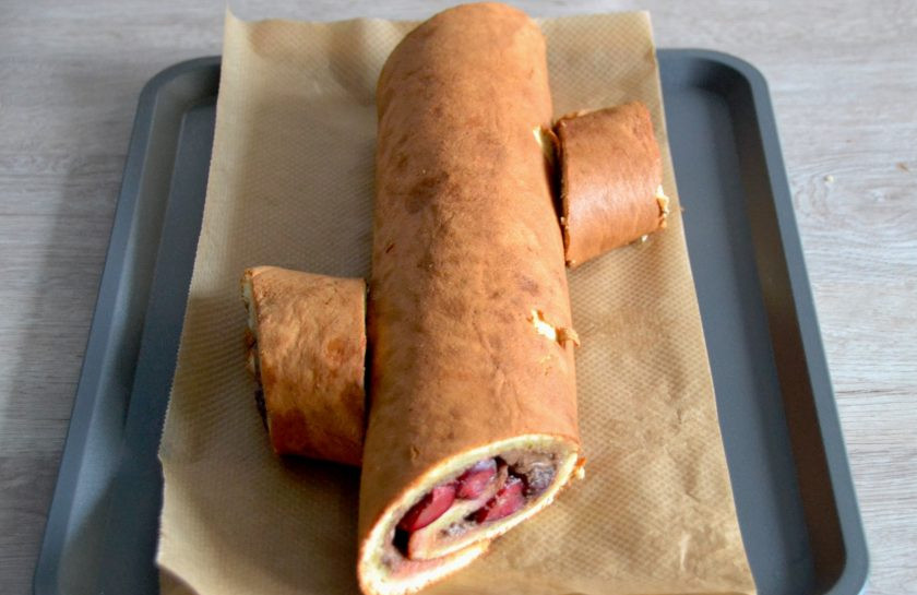 1. Этап. Торт Полено с вишней: Отрежьте кромки рулета под углом 45 градусов, которые будут имитировать сучки полена.