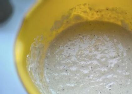 1. Этап. Белорусские блины: В натертый картофель добавляем соль, специи, кефир и муку. перемешиваем, добавляем растительное масло и соду, гашеную уксусом. Вот такое получается тесто. Чуть жиже, чем сметана.