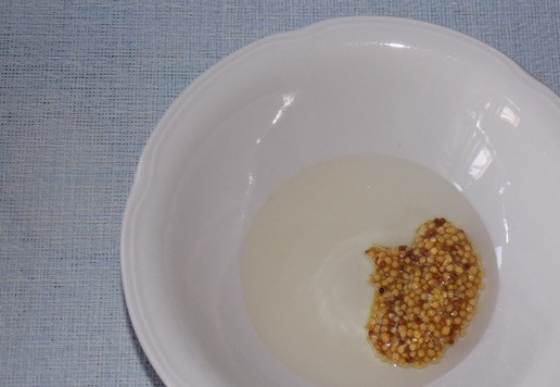 1. Этап. Салат с помидорами черри и сыром: В отдельной пиале смешать растительное масло и горчицу.