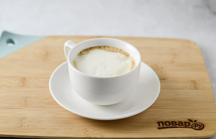 1. Этап. Капучино: Сверху влейте вспененное молоко.
