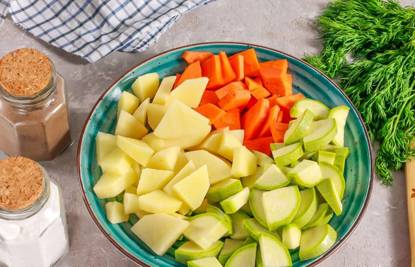 1. Этап. Суп с говядиной и кабачком: Тем временем очистите картофель и морковь от кожуры, с кабачка срежьте хвостики. Промойте овощи и нарежьте средними кубиками.