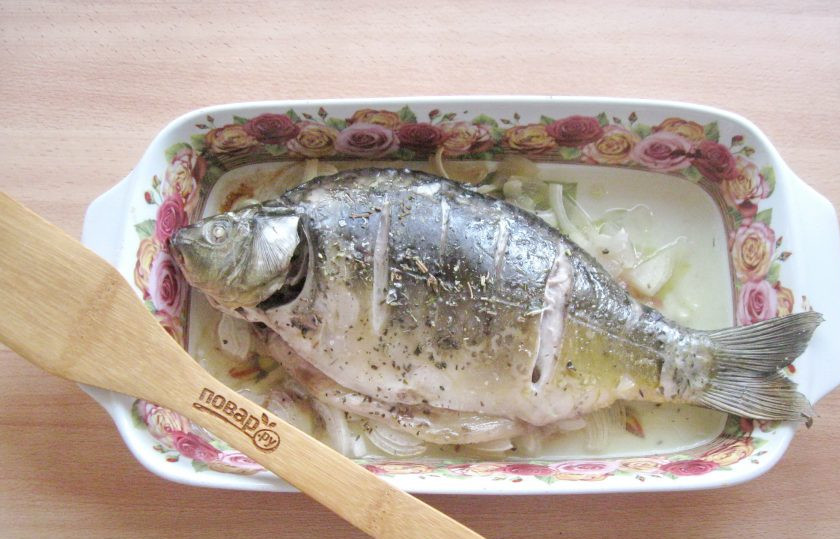 1. Этап. Карп в духовке на луковой подушке: Запекайте рыбу 40-45 минут.