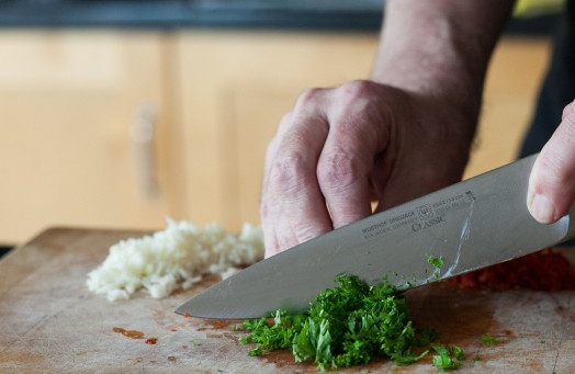 1. Этап. Спагетти с морскими мидиями: Порезать чеснок, перец и зелень петрушки.