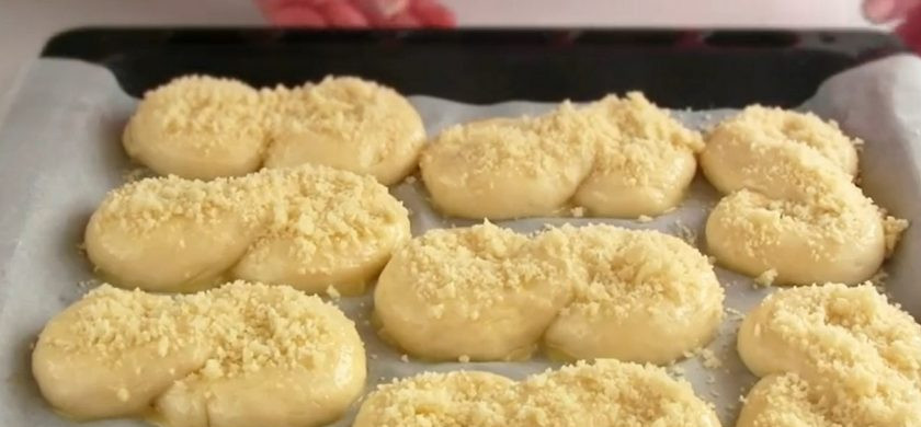 1. Этап. Булочки из детства Школьные: 6. Затем разотрите массу руками до состояния мелкой крошки. Смажьте булочки взболтанным желтком, посыпьте сахаром и штрейзелем. Выпекайте в разогретой до 180 градусов духовке 30 минут. Приятного аппетита!