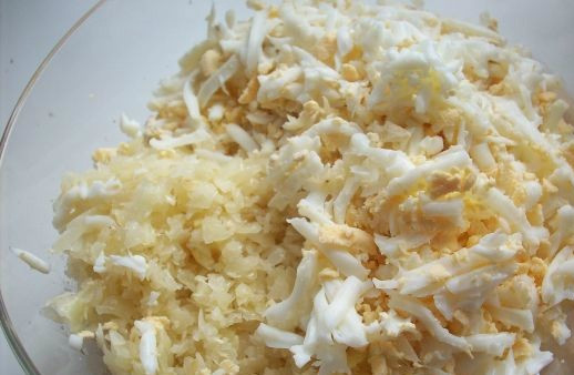 1. Этап. Пирог с капустой из слоеного дрожжевого теста: Яйца варим вкрутую. Чистим и натираем их на крупной терке. Смешиваем с обжаренной капустой.