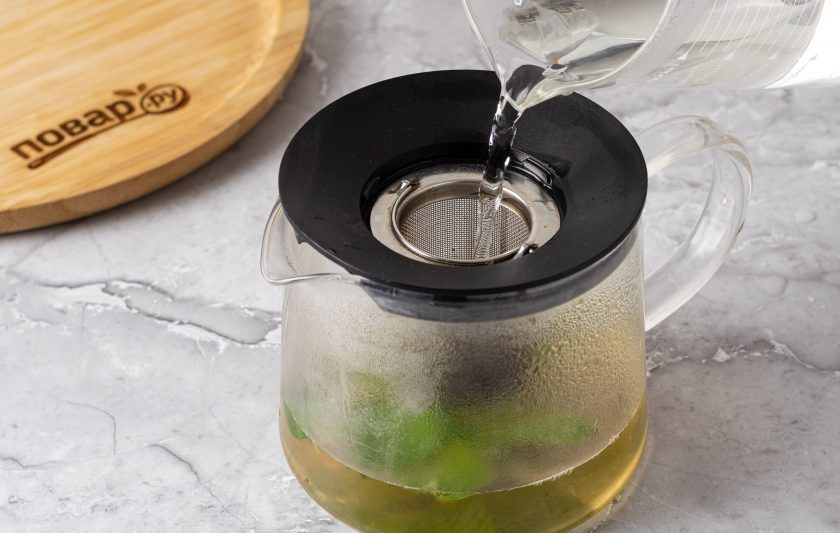 1. Этап. Холодный чай с лаймом и лимоном: Всыпьте зеленый листовой чай в заварочный чайник. Влейте кипяток.