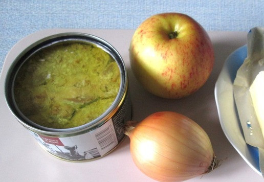 1. Этап. Сливочное масло с сардинами: Продукты для приготовления. Понадобится половина пачки сливочного масла (100 г), 3 кусочка сардин из банки, 0.5 яблока и 0.5 репчатого лука.