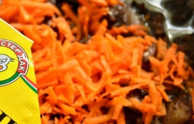 1. Этап. Морковь с грибами тушеная: Добавьте к грибам с морковью немного сушеного базилика и укропа. Не забудьте соль. Тушите под закрытой крышкой в течении 5 минут.