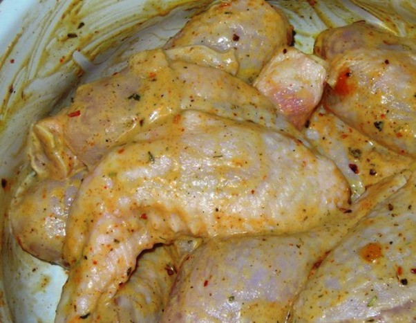 1. Этап. Курица с овощами и фруктами: А также соевый соус, мёд, горчицу, соль и перец по вкусу, молотую паприку, сушеный чеснок, специи для курицы и сушеную зелень. Все хорошо перемешайте. Дайте некоторое время промариноваться.