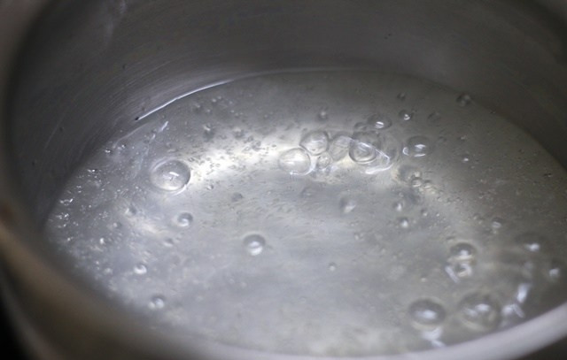 1. Этап. Желе на агаре: 2. В отдельный сотейник налейте 0,5 стакана воды, добавьте 5 грамм агар-агара и оставьте на 15 минут. Отправьте сотейник на огонь, размешивайте венчиком до растворения.