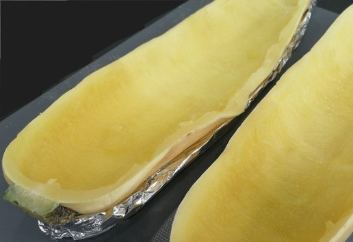 1. Этап. Кабачок, фаршированный грибами и сыром: Когда кабачок будет готов, вынуть его из духовки и вычистить из него как можно больше мякоти. Если кабачок большой, то после удаления мякоти форма может потеряться. Чтобы этого избежать, можно из фольги сделать опору типа лодочки с бортиками и положить туда половинки кабачков, придав нужный угол.