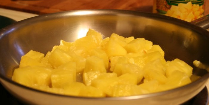 1. Этап. Ананасы в карамели: 2. Выложите нарезанные ананасы на сковороду с высокими бортиками. Разогреть немного сковороду.