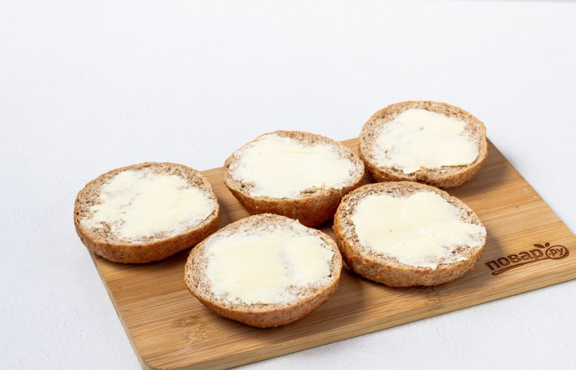 1. Этап. Простые бутерброды: Хлебцы разрежьте вдоль пополам и намажьте сливочным маслом.