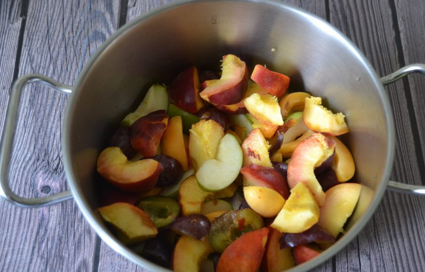 1. Этап. Фруктовый лаваш: Помойте фрукты, очистите их от семян, косточек и плодоножек, порежьте на кусочки.