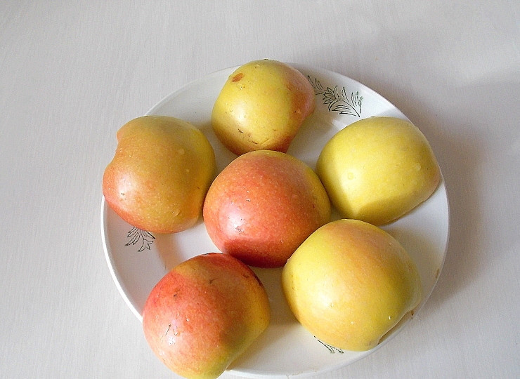 1. Этап. Зефир из клюквы: Вымойте яблоки и обсушите насухо. Разрежьте пополам, удалите сердцевину и уложите на тарелку срезом вниз. Поставьте в микроволновку на 15 минут, при мощности 800 Вт, до размягчения.