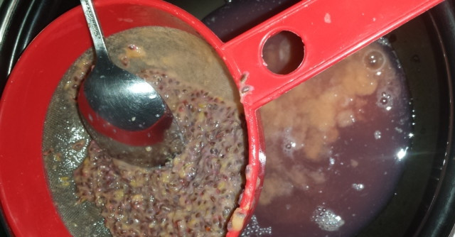 1. Этап. Царское варенье из крыжовника: А семечки с мякотью переложите в кастрюлю, влив воду. Варите массу 5 минут на среднем огне. Затем перетрите её через сито.