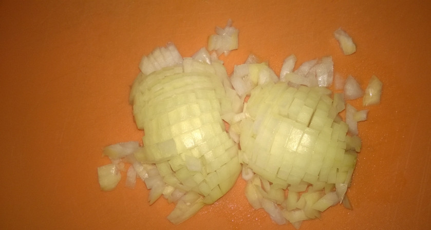 1. Этап. Щука в соусе карри с овощами: 3. А сейчас приготовим соус для рыбы. Лук нужно мелко порезать.