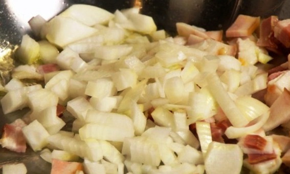 1. Этап. Салат с беконом и яйцом: 1. Чтобы приготовить наш салатик очищаем лук, промываем его и нарезаем кубиками. Бекон также нарезаем кубиками. Достаем сковороду и смазываем ее оливковым маслом. Обжариваем на среднем огне минут 5-10.