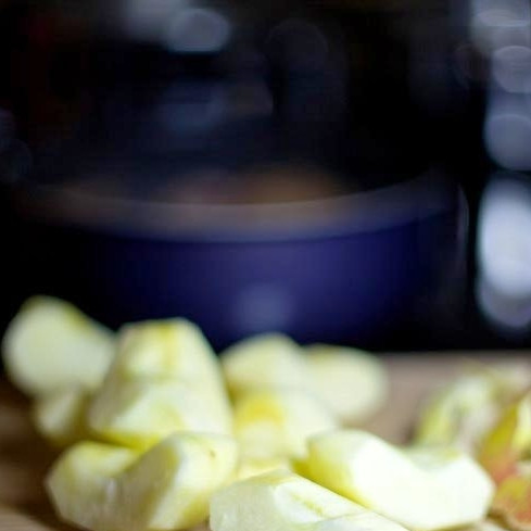 1. Этап. Тушеное мясо утки с яблоками: Нарезаем яблоки дольками, сердцевины вырезаем.