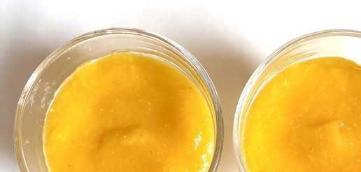 1. Этап. Творожно-кокосовый десерт с манго: Разложить пюре манго по стаканчикам. Можно приготовить в бокалах, будет выглядеть празднично.