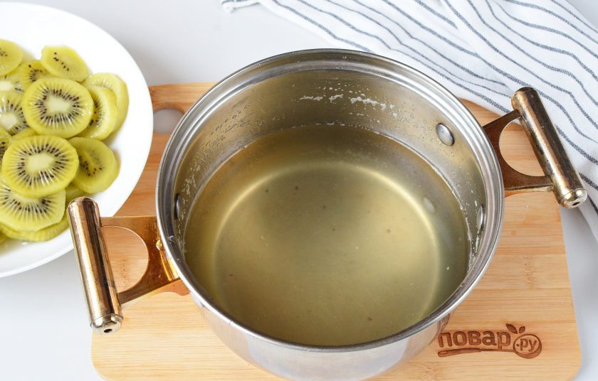 1. Этап. Цукаты из киви: Сироп снова доведите до кипения, выложите в него киви, проварите до минуты и снимите с огня, остудите в сиропе. Повторите процедуру еще два раза.