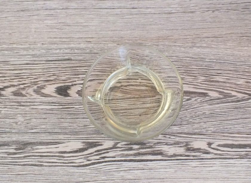 1. Этап. Пирог Три молока: Отдельно соедините 3 ст.л. растительного масла и 3 ст.л. крутого кипятка. Размешайте.