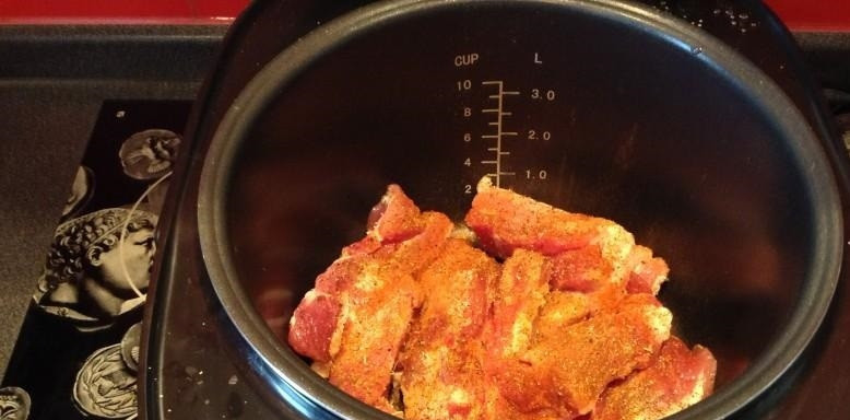 1. Этап. Телячьи ребрышки в мультиварке: 1. Рецепт приготовления телячьих ребрышек в мультиварке чрезвычайно простой и под силу даже новичкам на кухне. На дно чаши мультиварки выложить ребрышки. Посолить, поперчить и добавить приправу для мяса по вкусу.