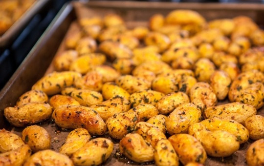 1. Этап. Запеченный картофель с ароматной зеленью: 3. Достаньте картофель и присыпьте ароматной зеленью (часть оставьте для подачи). Отправьте обратно в духовку и запекайте еще минут 10, до готовности картофеля.