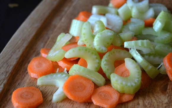 1. Этап. Картофельный суп с молоком: 4. Очищенные морковку и сельдерей порежьте на тонкие кружочки.